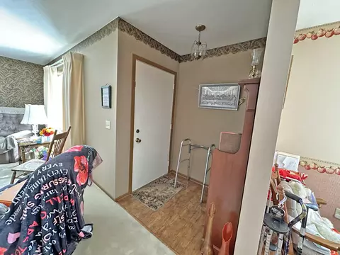 Entry Way - 1136 Foxboro Rd, Springfield, OH 45503 photo 2 of 4