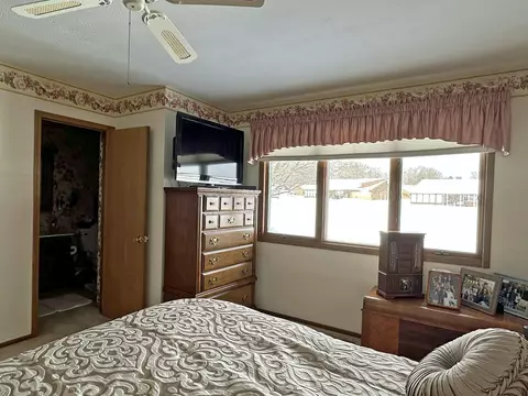 Bedroom - 1136 Foxboro Rd, Springfield, OH 45503 photo 4 of 10