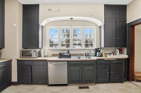 Kitchen - 825 E Mccreight Ave, Springfield, OH 45503 photo 2 of 4