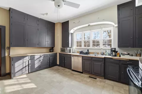Kitchen - 825 E Mccreight Ave, Springfield, OH 45503 photo 3 of 4