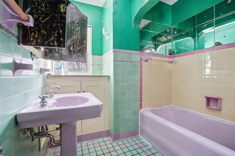 Bath - 825 E Mccreight Ave, Springfield, OH 45503 photo 3 of 4