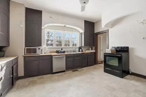 Kitchen - 825 E Mccreight Ave, Springfield, OH 45503 photo 1 of 4