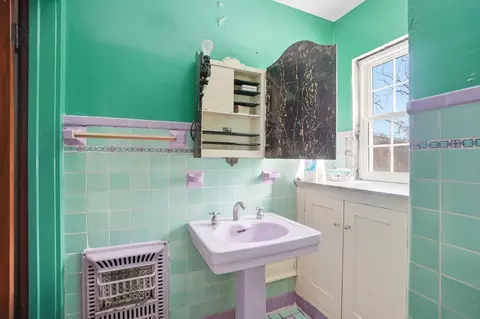 Bath - 825 E Mccreight Ave, Springfield, OH 45503 photo 4 of 4