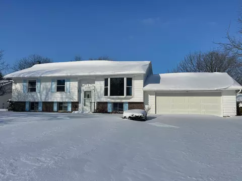 818 Aster Dr, Wapakoneta, OH 45895