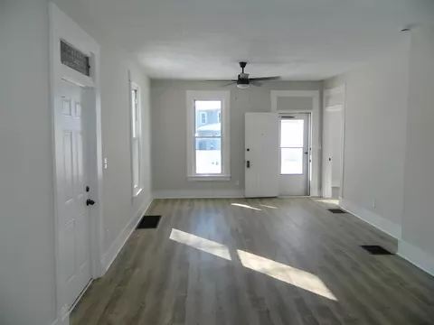 Living - 802 Warder St, Springfield, OH 45503 photo 2 of 4