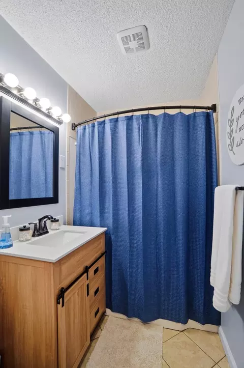 Bath - 720 W Harding Rd, Springfield, OH 45504 photo 2 of 6