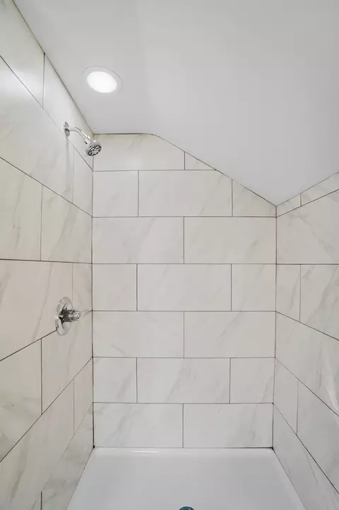 Bath - 525 S Light St, Springfield, OH 45506 photo 5 of 5