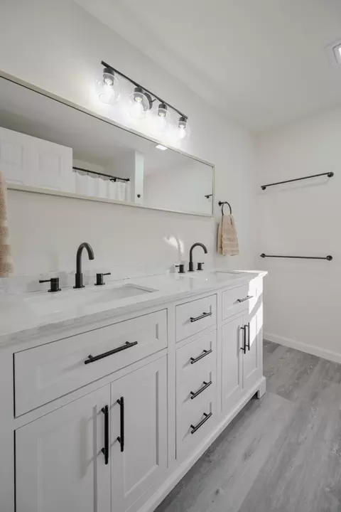 Bath - 1705 Magnolia Blvd, Springfield, OH 45503 photo 2 of 3