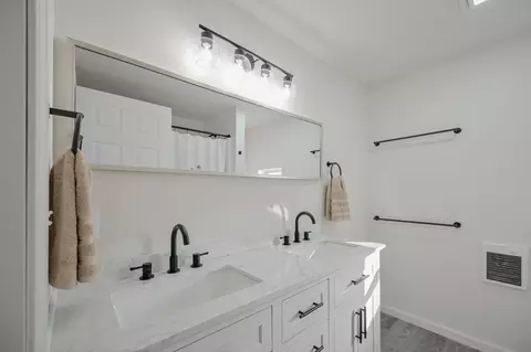 Bath - 1705 Magnolia Blvd, Springfield, OH 45503 photo 1 of 3