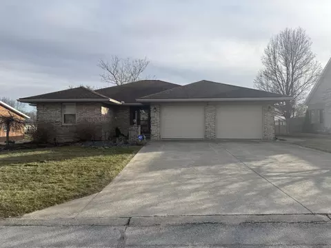 821 Helen Dr, Wapakoneta, OH 45895