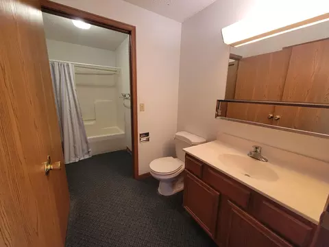 Bath - 4256 Midfield St, Springfield, OH 45503 photo 1 of 4