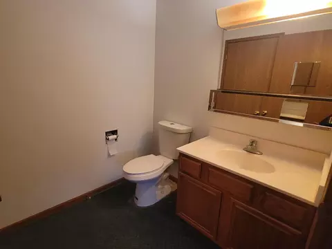 Bath - 4256 Midfield St, Springfield, OH 45503 photo 3 of 4