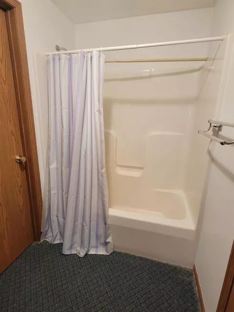Bath - 4256 Midfield St, Springfield, OH 45503 photo 4 of 4