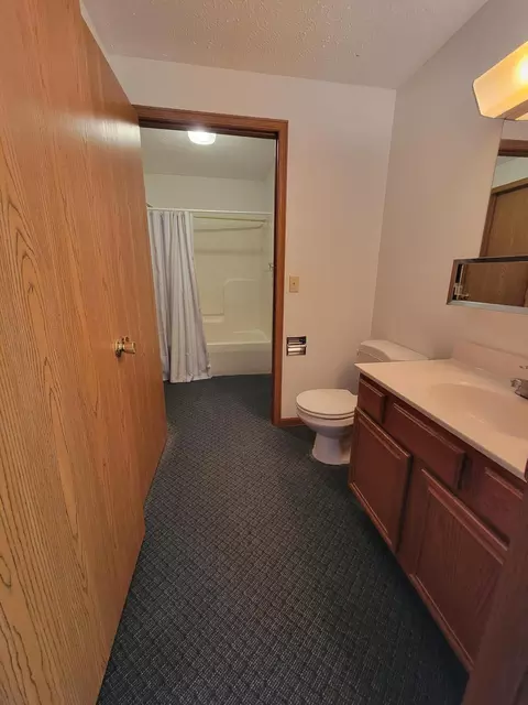 Bath - 4256 Midfield St, Springfield, OH 45503 photo 2 of 4