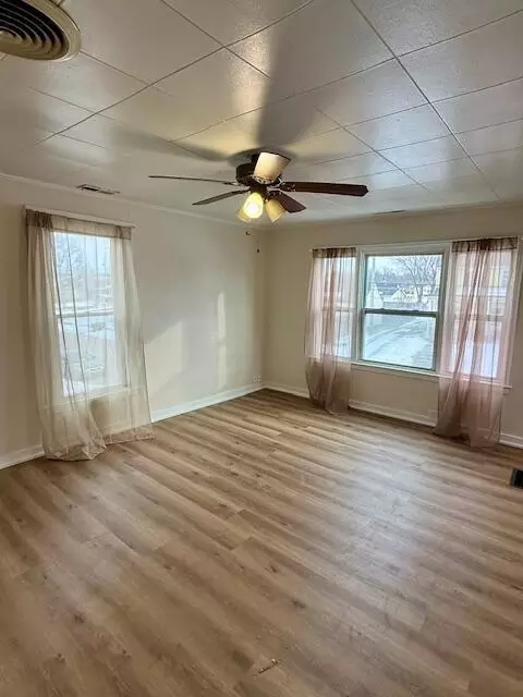 Living - 1866 Maiden Ln, Springfield, OH 45504 photo 3 of 4