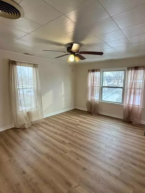Living - 1866 Maiden Ln, Springfield, OH 45504 photo 2 of 4