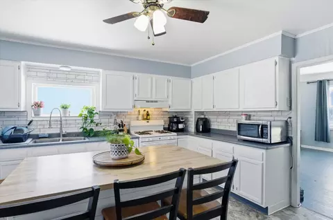 Kitchen - 2332 Villa Rd, Springfield, OH 45503 photo 2 of 4