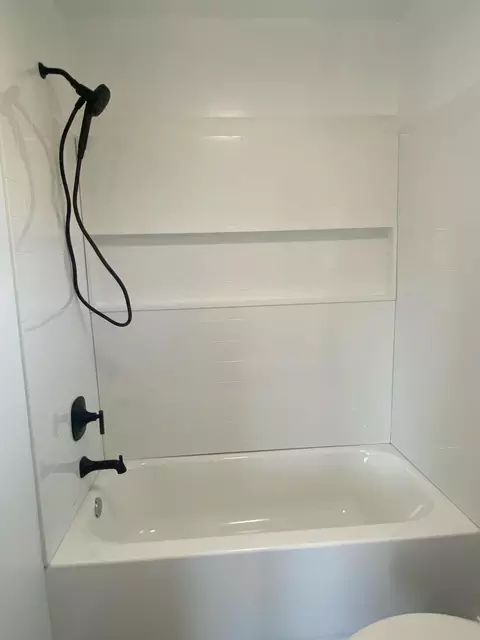 Bath - 2000 Springmont Ave, Springfield, OH 45506 photo 6 of 11