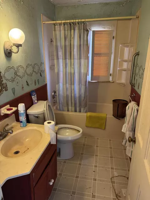 Bath - 1425 Sheaff Rd, Springfield, OH 45504 photo 1 of 2