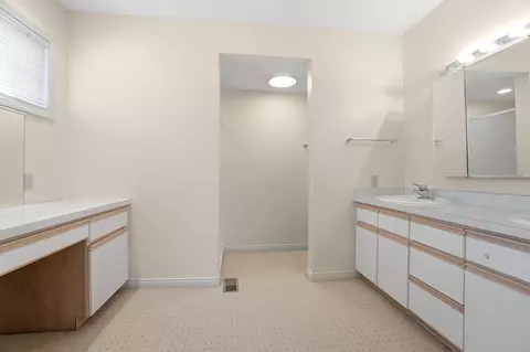 Bath - 480 E Parnell Pl, Springfield, OH 45503 photo 3 of 10