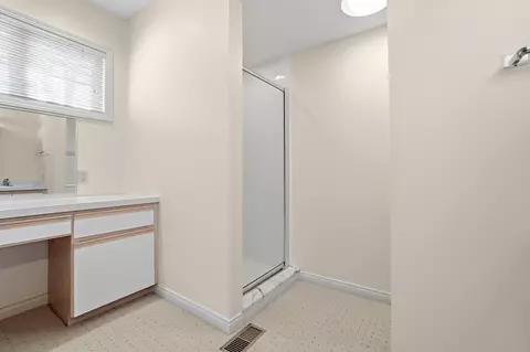 Bath - 480 E Parnell Pl, Springfield, OH 45503 photo 4 of 10
