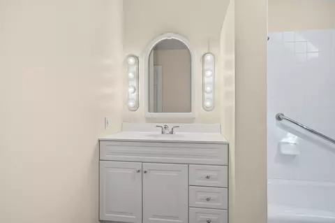 Bath - 480 E Parnell Pl, Springfield, OH 45503 photo 8 of 10