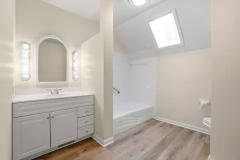 Bath - 480 E Parnell Pl, Springfield, OH 45503 photo 9 of 10