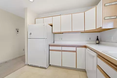 Kitchen - 480 E Parnell Pl, Springfield, OH 45503 photo 5 of 7