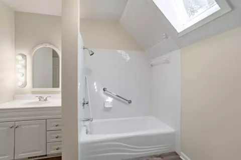 Bath - 480 E Parnell Pl, Springfield, OH 45503 photo 10 of 10