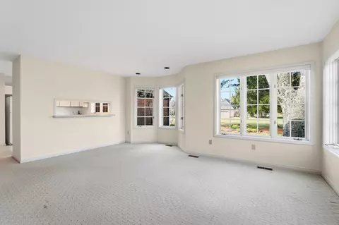 Living - 480 E Parnell Pl, Springfield, OH 45503 photo 14 of 18