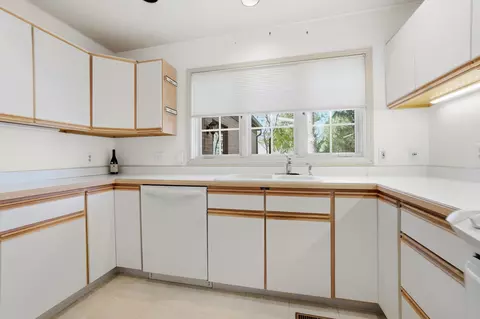 Kitchen - 480 E Parnell Pl, Springfield, OH 45503 photo 6 of 7