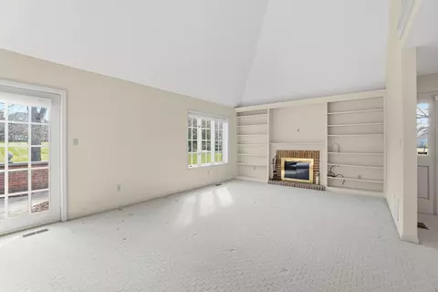 Living - 480 E Parnell Pl, Springfield, OH 45503 photo 2 of 18