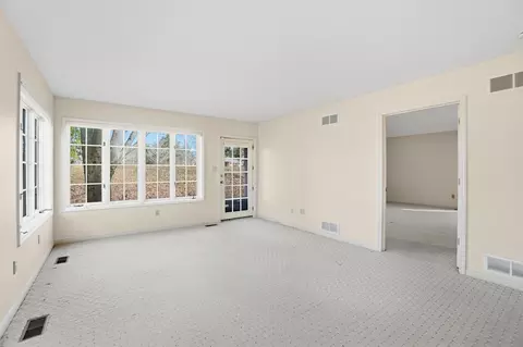Living - 480 E Parnell Pl, Springfield, OH 45503 photo 13 of 18