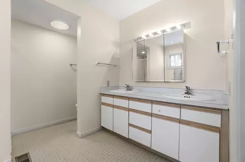 Bath - 480 E Parnell Pl, Springfield, OH 45503 photo 1 of 10