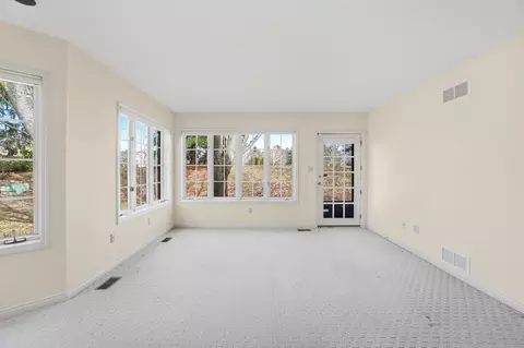 Living - 480 E Parnell Pl, Springfield, OH 45503 photo 12 of 18