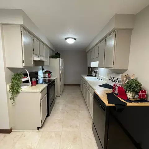 Kitchen - 1921 Elaina Dr, Springfield, OH 45503 photo 5 of 5