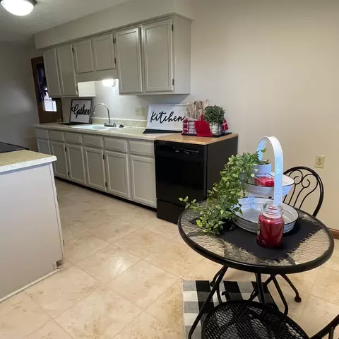 Kitchen - 1921 Elaina Dr, Springfield, OH 45503 photo 2 of 5