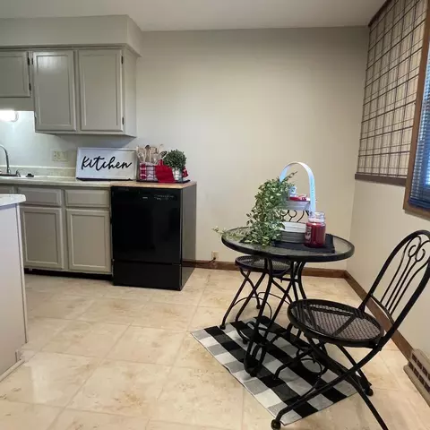 Kitchen - 1921 Elaina Dr, Springfield, OH 45503 photo 4 of 5