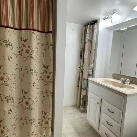 Bath - 1921 Elaina Dr, Springfield, OH 45503 photo 1 of 1