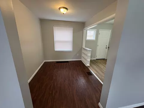 Living - 913-915 Mitchell Blvd, Springfield, OH 45503 photo 3 of 6