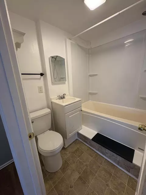 Bath - 913-915 Mitchell Blvd, Springfield, OH 45503 photo 1 of 4
