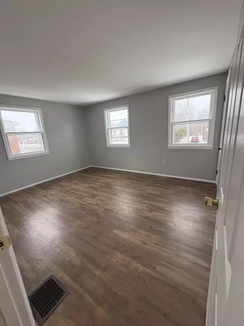 Bedroom - 913-915 Mitchell Blvd, Springfield, OH 45503 photo 3 of 8