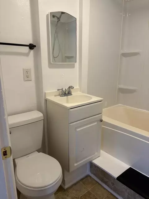 Bath - 913-915 Mitchell Blvd, Springfield, OH 45503 photo 2 of 4