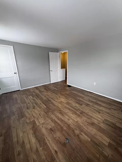 Bedroom - 913-915 Mitchell Blvd, Springfield, OH 45503 photo 2 of 8