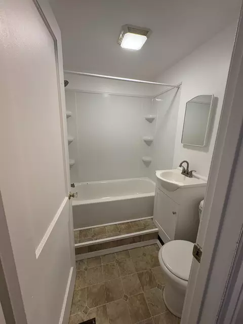 Bath - 913-915 Mitchell Blvd, Springfield, OH 45503 photo 4 of 4