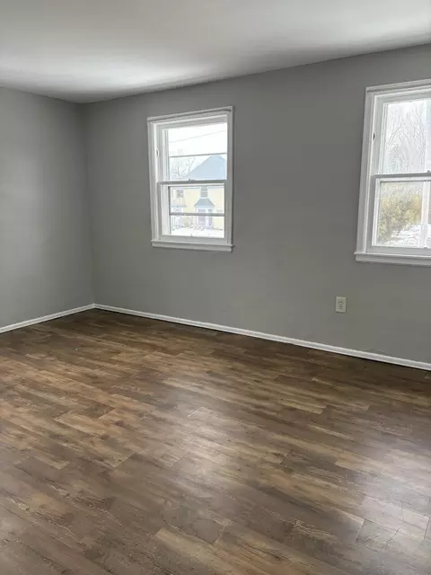 Bedroom - 913-915 Mitchell Blvd, Springfield, OH 45503 photo 4 of 8