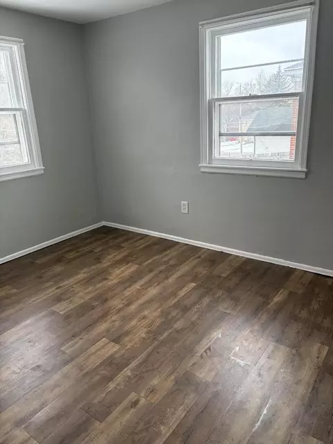 Bedroom - 913-915 Mitchell Blvd, Springfield, OH 45503 photo 6 of 8