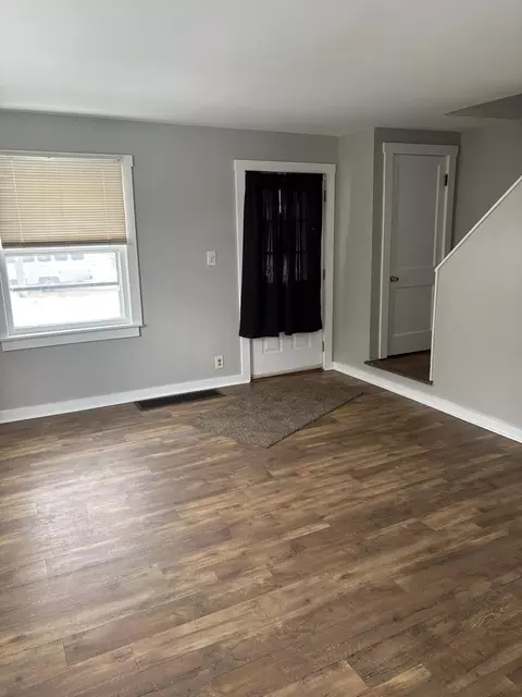 Living - 913-915 Mitchell Blvd, Springfield, OH 45503 photo 2 of 6