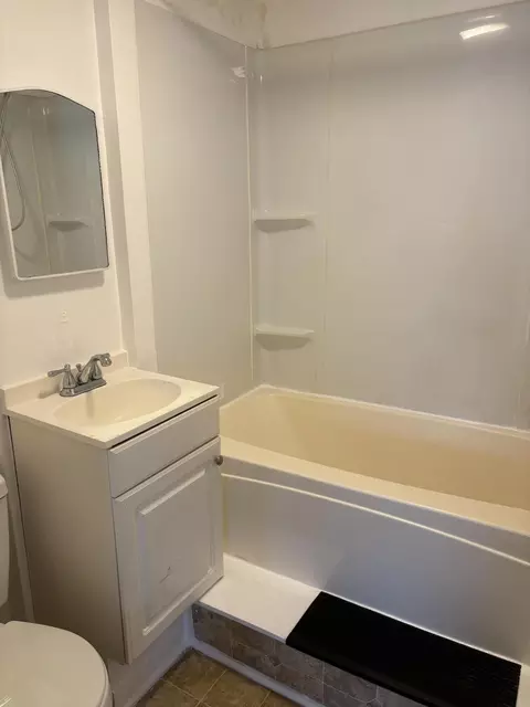Bath - 913-915 Mitchell Blvd, Springfield, OH 45503 photo 3 of 4