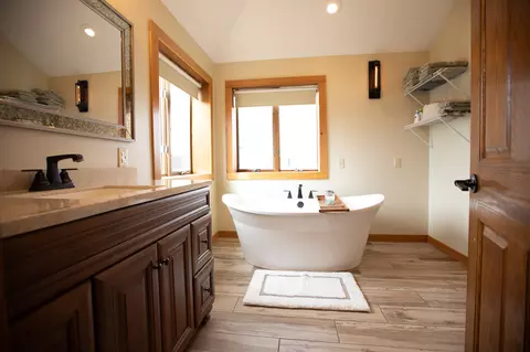 Bath - 1007 Chicory Ct, Celina, OH 45822 photo 2 of 4